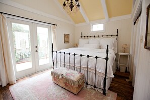 Grand Room, 1 King Bed (Alyssa's Loft) | 1 bedroom, premium bedding - Alyssa's Loft (Fredericksburg)