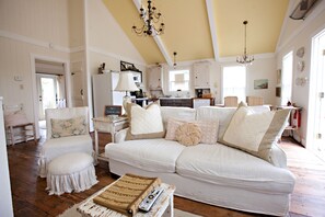 Grand Room, 1 King Bed (Alyssa's Loft) | Living area | Flat-screen TV, DVD player - Alyssa's Loft (Fredericksburg)