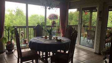 Daily cooked-to-order breakfast (CAD 15 per person)