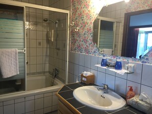 Signature Suite, 1 King Bed, Non Smoking, Lake View | Bathroom shower