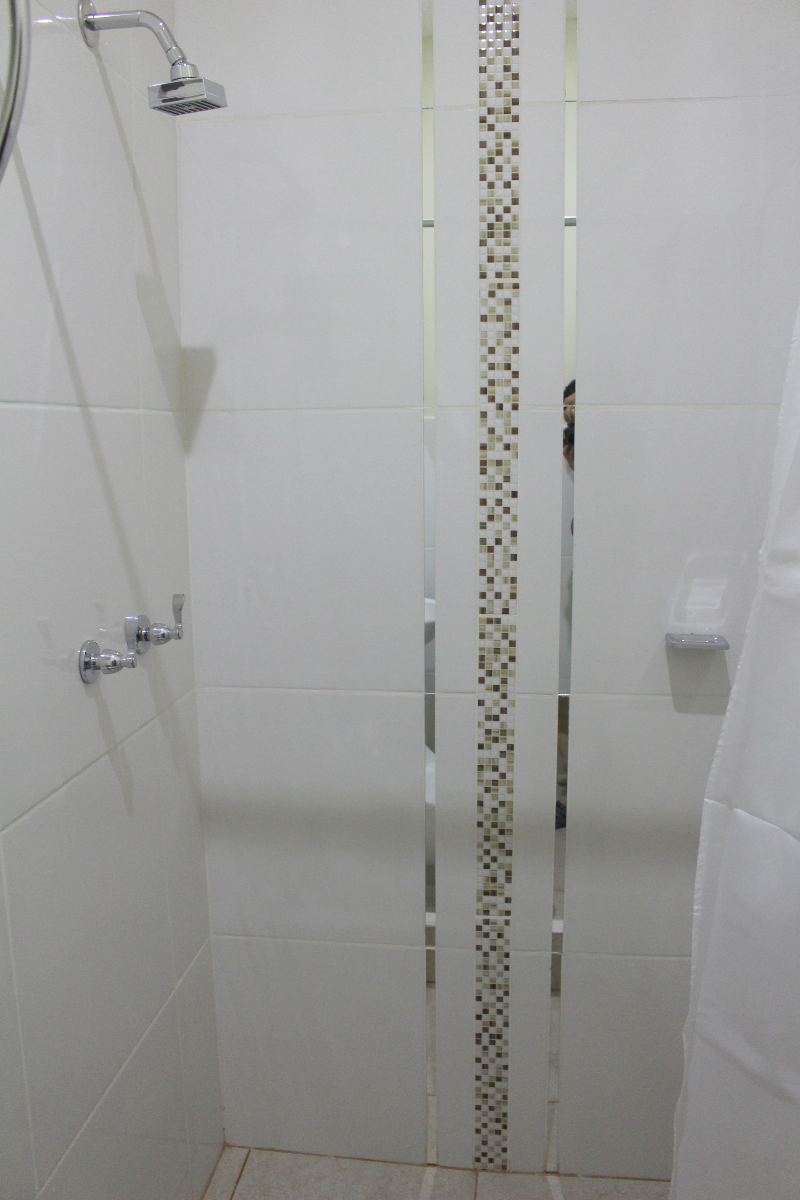 Regadera, amenidades de baño gratuitas, toallas 