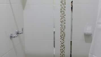 Regadera, amenidades de baño gratuitas, toallas