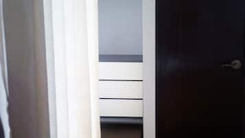 Habitación familiar, vista a la ciudad | Escritorio y wifi gratis
