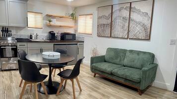 Deluxe Suite | Living area