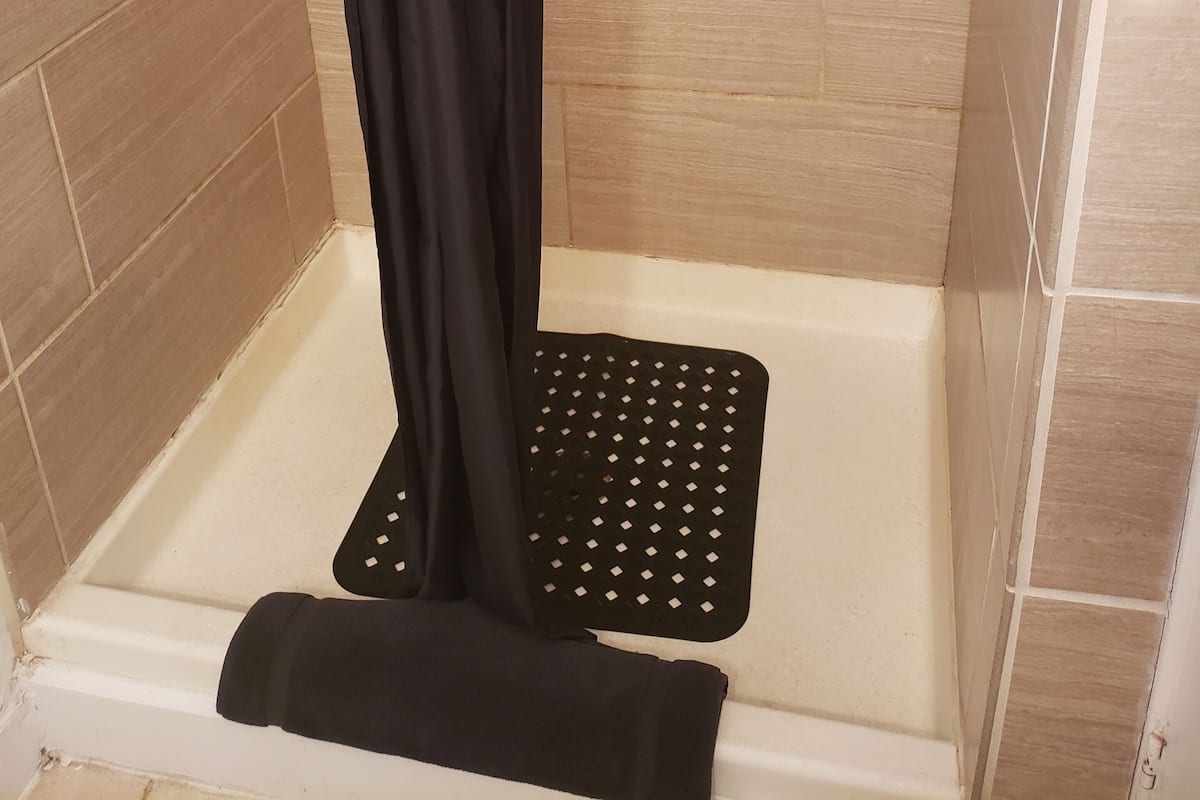 Economy Room, 2 Queen Beds | Bathroom shower