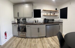 Deluxe Suite | Private kitchen | Fridge, microwave, coffee/tea maker