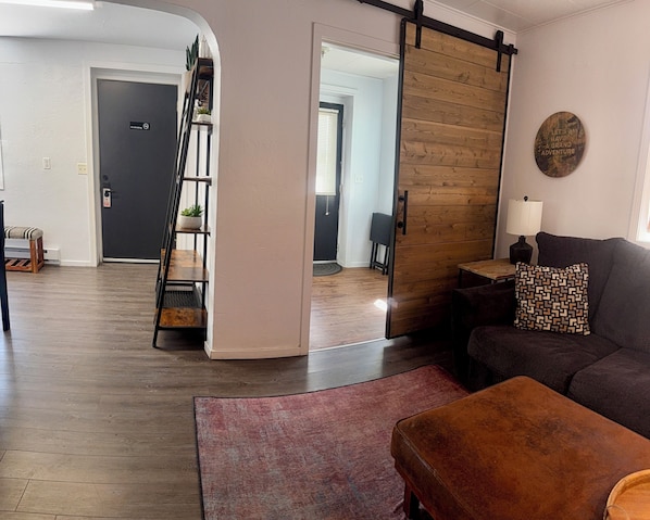 Appartement | Woonruimte | Een 65-inch smart-tv met kabelzenders en streamingdiensten