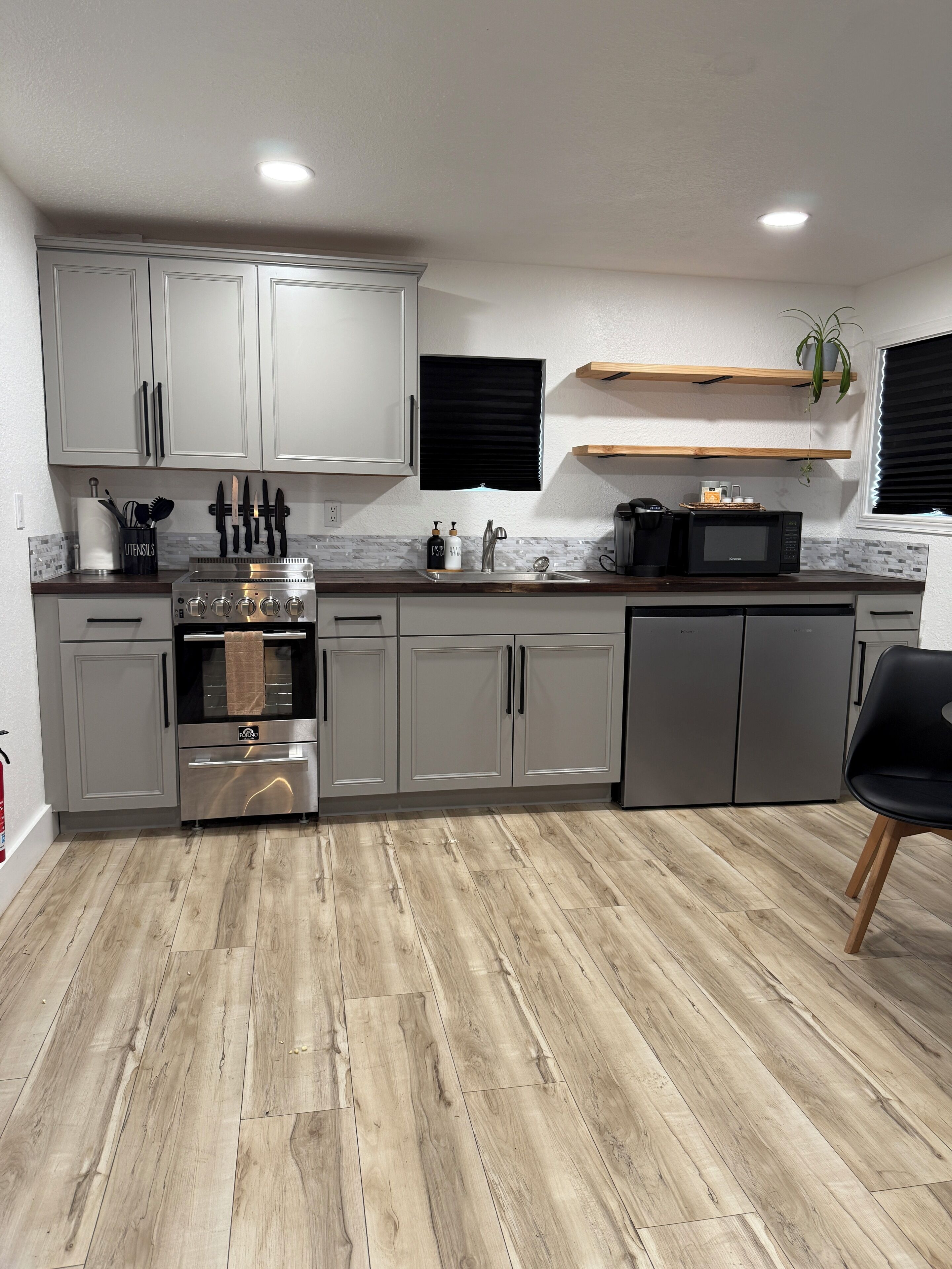 Deluxe Suite | Private kitchen | Fridge, microwave, coffee/tea maker