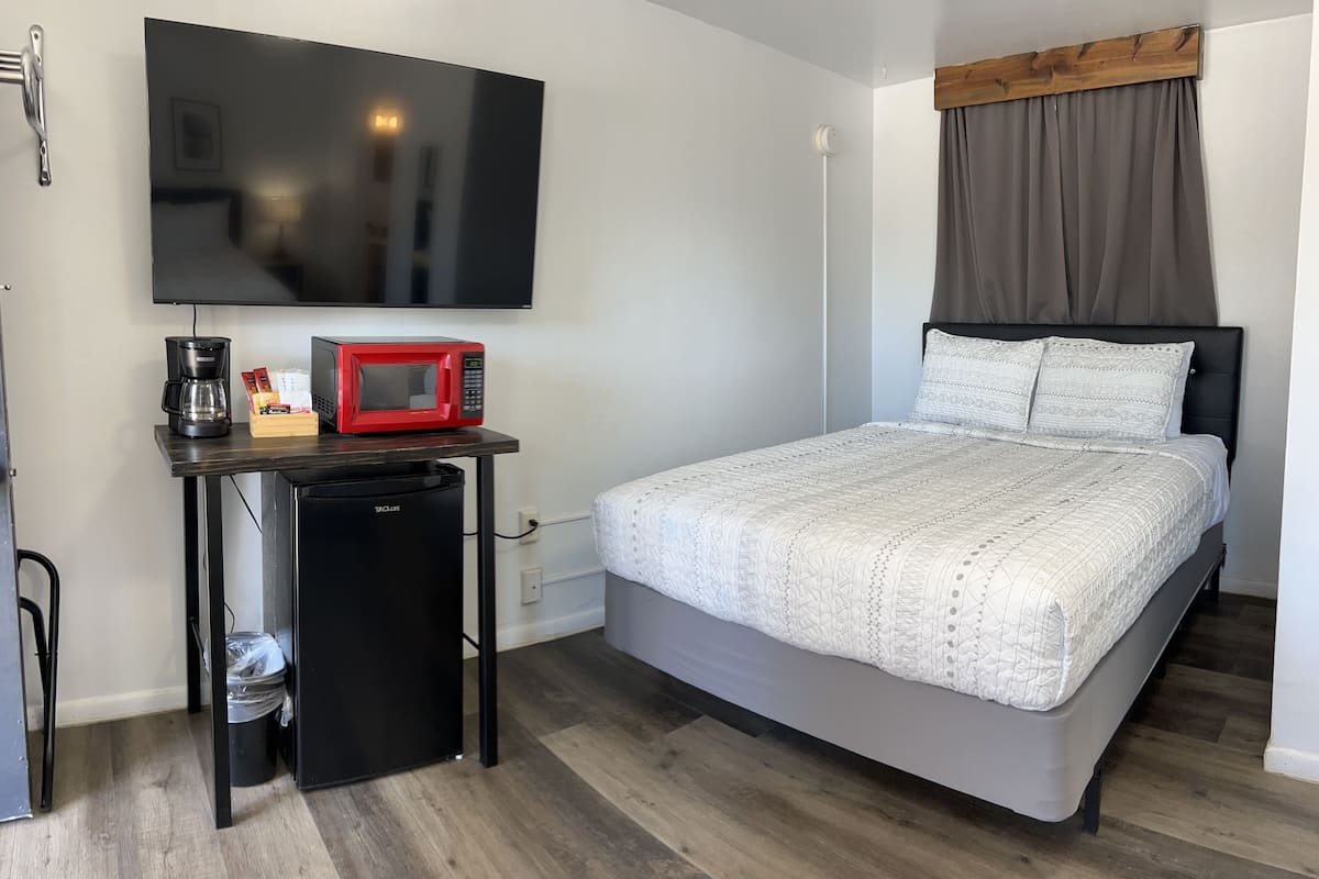 Economy Room, 2 Queen Beds