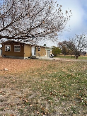 Family Cottage, 2 Bedrooms, Kitchen | Living area | 65-inch Smart TV with cable channels, streaming services - Chewelah Motel and RV Park (Chewelah)