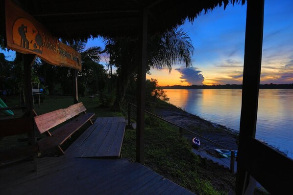 المنطقة المحيطة بالمنشأة