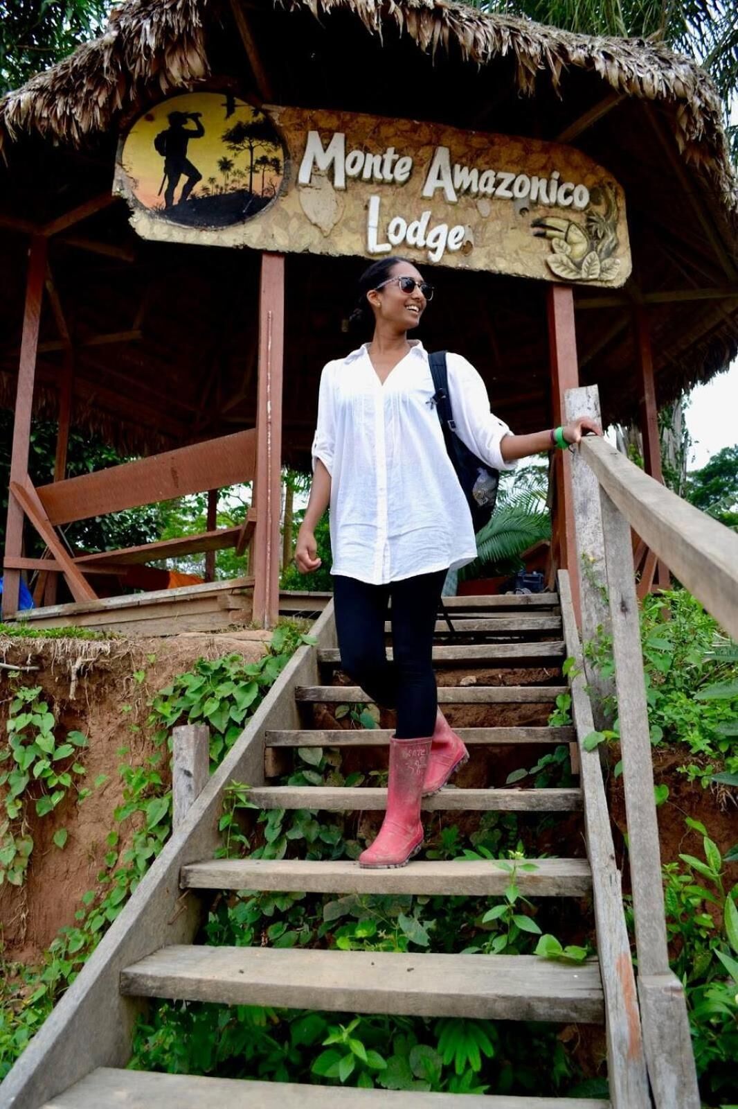 Unes escales de fusta que porten a una cabana amb un cartell que diu "Monte Amazonas Lodge".