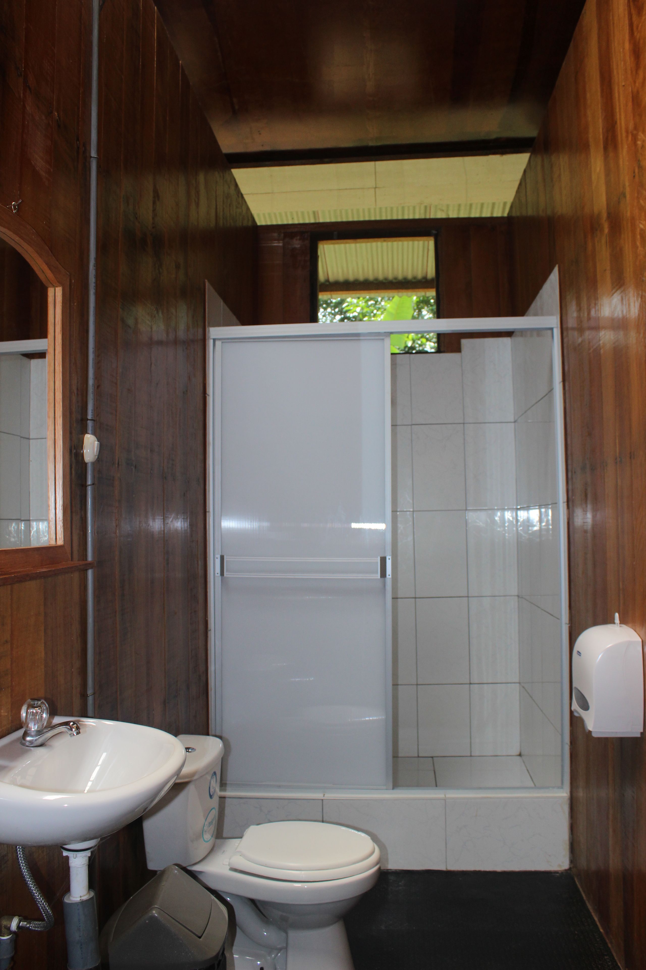 Ein Badezimmer mit Waschbecken, Toilette und Dusche.
