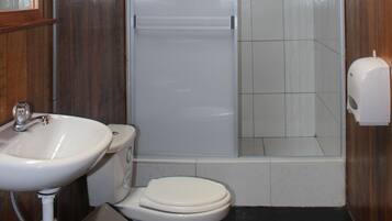 Ein Badezimmer mit Waschbecken, Toilette und Dusche.