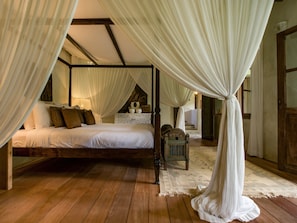 6 bedrooms, premium bedding, in-room safe, desk - Villa Galante (Kerobokan)