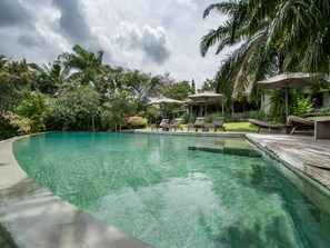 Outdoor pool, pool umbrellas - Villa Galante (Kerobokan)