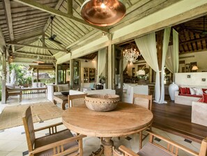 LCD-Fernseher, DVD-Player