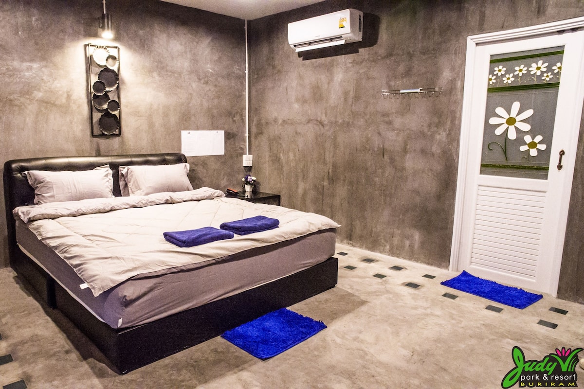 Kamar Double Standar | Meja kerja, tirai kedap cahaya, dan tempat tidur lipat/tambahan