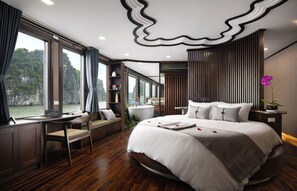 Une chambre moderne avec un grand lit, un bureau et une vue sur un paysage montagneux.
