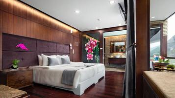 Zimmer, Balkon (Suite - 1 person) | Minibar, Zimmersafe, Schreibtisch, kostenlose Babybetten