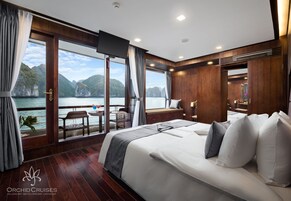 Minibar, caja de seguridad en la habitación y escritorio 