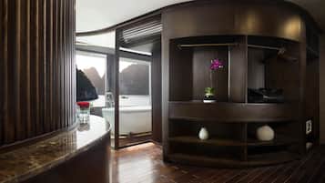 Orchid Exclusive Suite with Private Balcony | Minibar, caja de seguridad en la habitación y escritorio