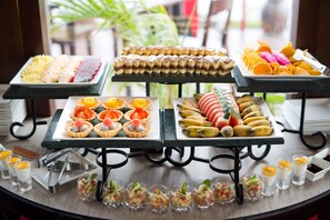 Café da manhã para viagem grátis todos os dias