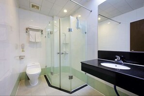 Business twin Room  | Bathroom | Free toiletries, bathrobes, slippers, towels - New Asia Hotel (Guangzhou)