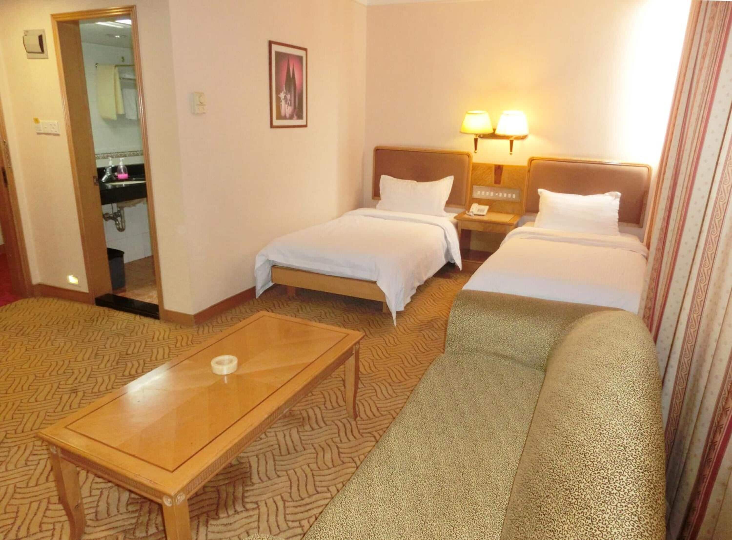 Minibar, coffre-fort, bureau, fer et planche à repasser