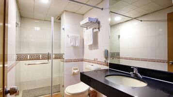 Amenidades de baño gratuitas, batas, pantuflas, toallas