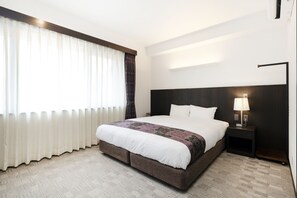 Kamar Double Deluks, Bebas Asap Rokok (with separated bath and toilet) | Seprai premium, selimut bulu angsa, brankas, dan meja kerja