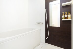 Chambre avec lits jumeaux, non-fumeur (with separated bath and toilet) | Lavabo de la salle de bain