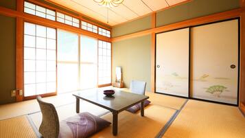 山側 森林浴の和室 バス・トイレなし | 羽毛の掛け布団、ベッドシーツ
