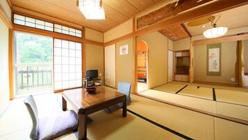 山側 森林浴の和室 バス・トイレなし | 羽毛の掛け布団、ベッドシーツ