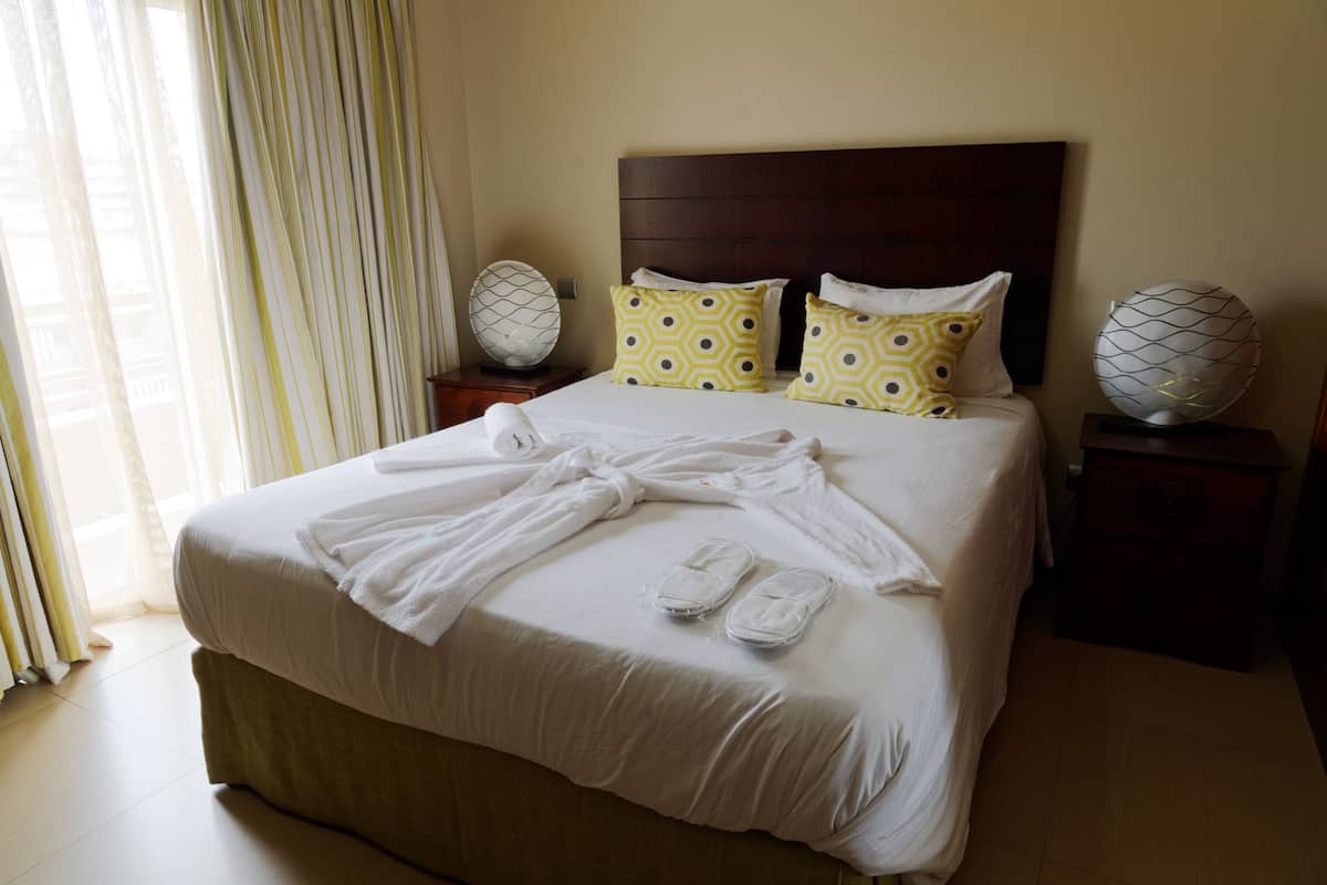 Apartment, 2 Schlafzimmer | Schreibtisch, Verdunkelungsvorhänge, schallisolierte Zimmer