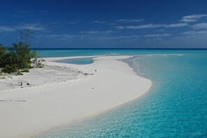A beach with clear turquoise waters and white sand. - Paradis d' Ouvea (Ouvea)