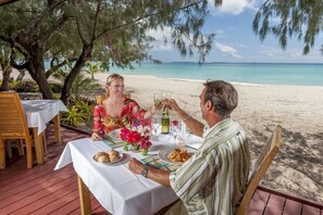 A table set for two with a view of the beach and ocean. - Paradis d' Ouvea (Ouvea)