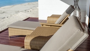 A beachside lounge with wicker furniture and a view of the ocean. - Paradis d' Ouvea (Ouvea)