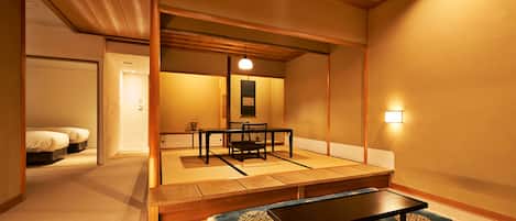 Traditionelt værelse - udsigt til flod (with Tatami area, 301) | Gratis minibar, pengeskab på værelset, individuelt design, skrivebord