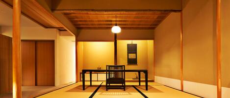 Traditionele kamer, uitzicht op rivier (with Tatami area, 301) | Een gratis minibar, een kluis op de kamer, individueel gedecoreerd