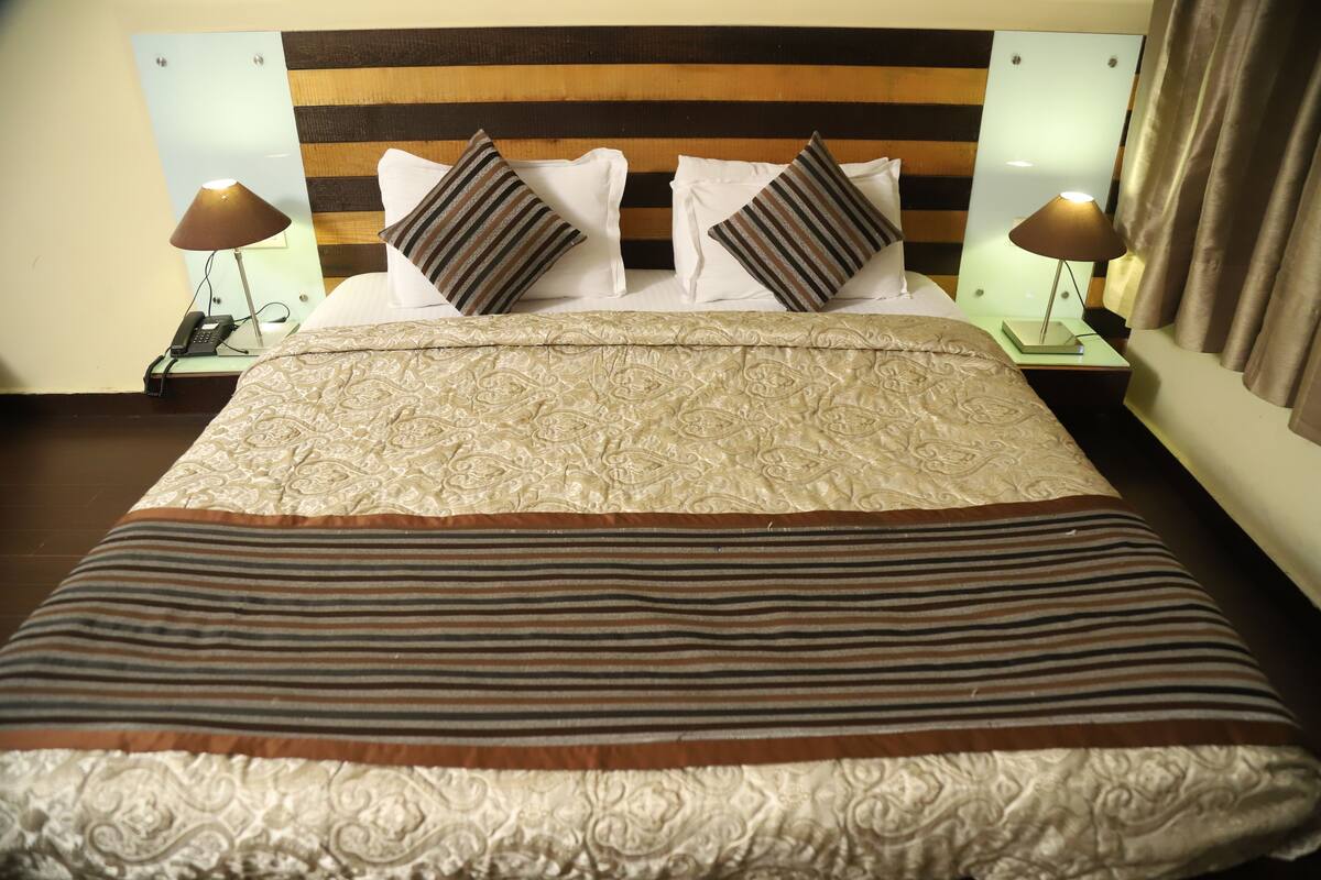 Minibar, in-room safe, desk, iron/ironing board