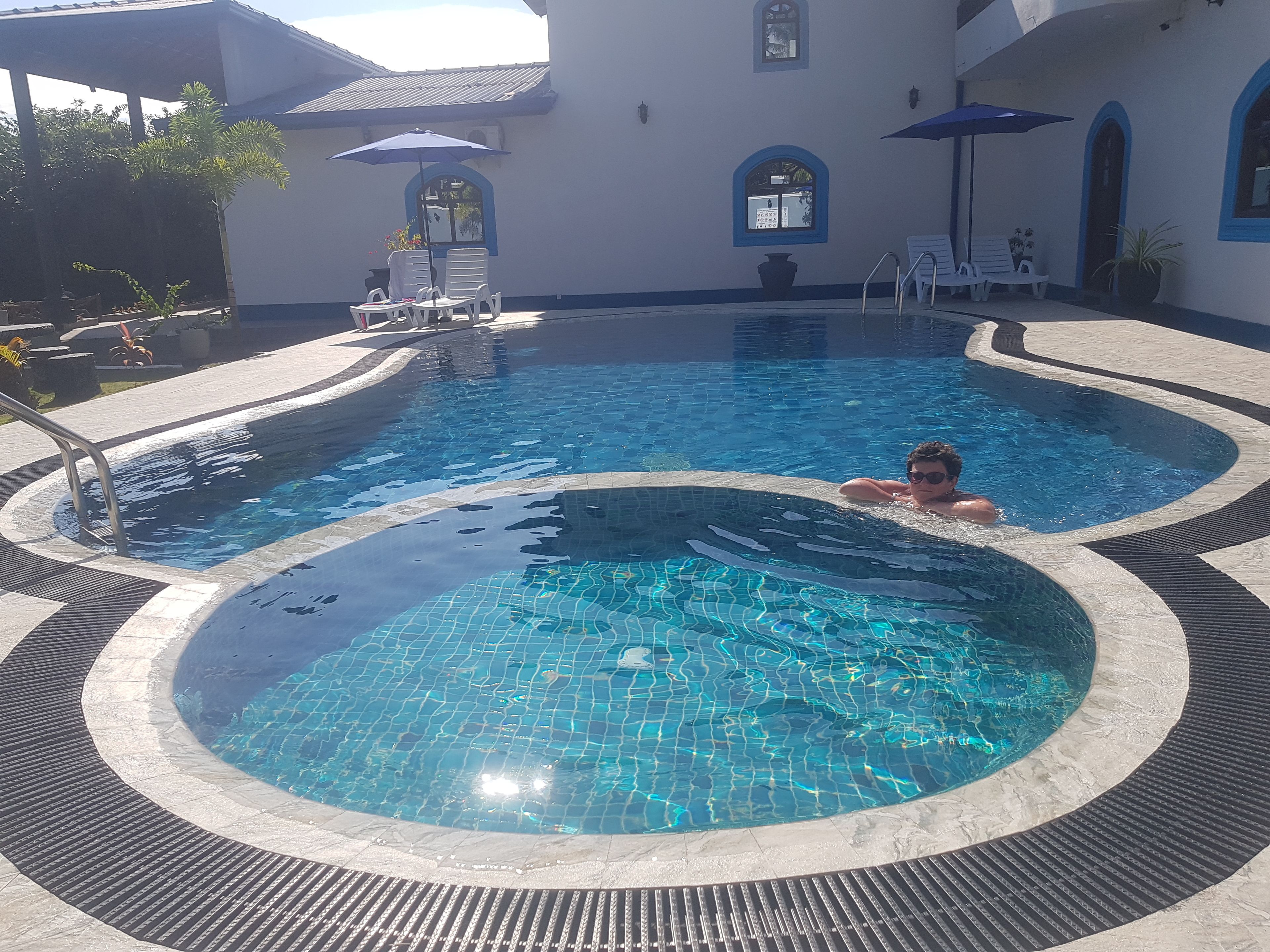 Udendørs pool, parasoller, liggestole