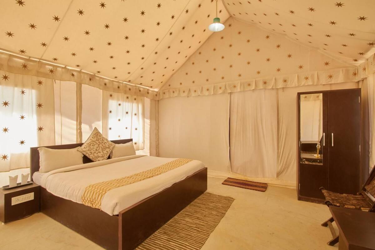 Tienda Premium, 1 cama de matrimonio grande, balcón, vistas al complejo turístico | 1 dormitorio, camas supletorias, ropa de cama