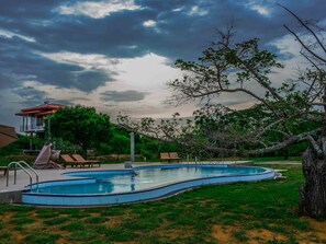 Außenpool, Liegestühle