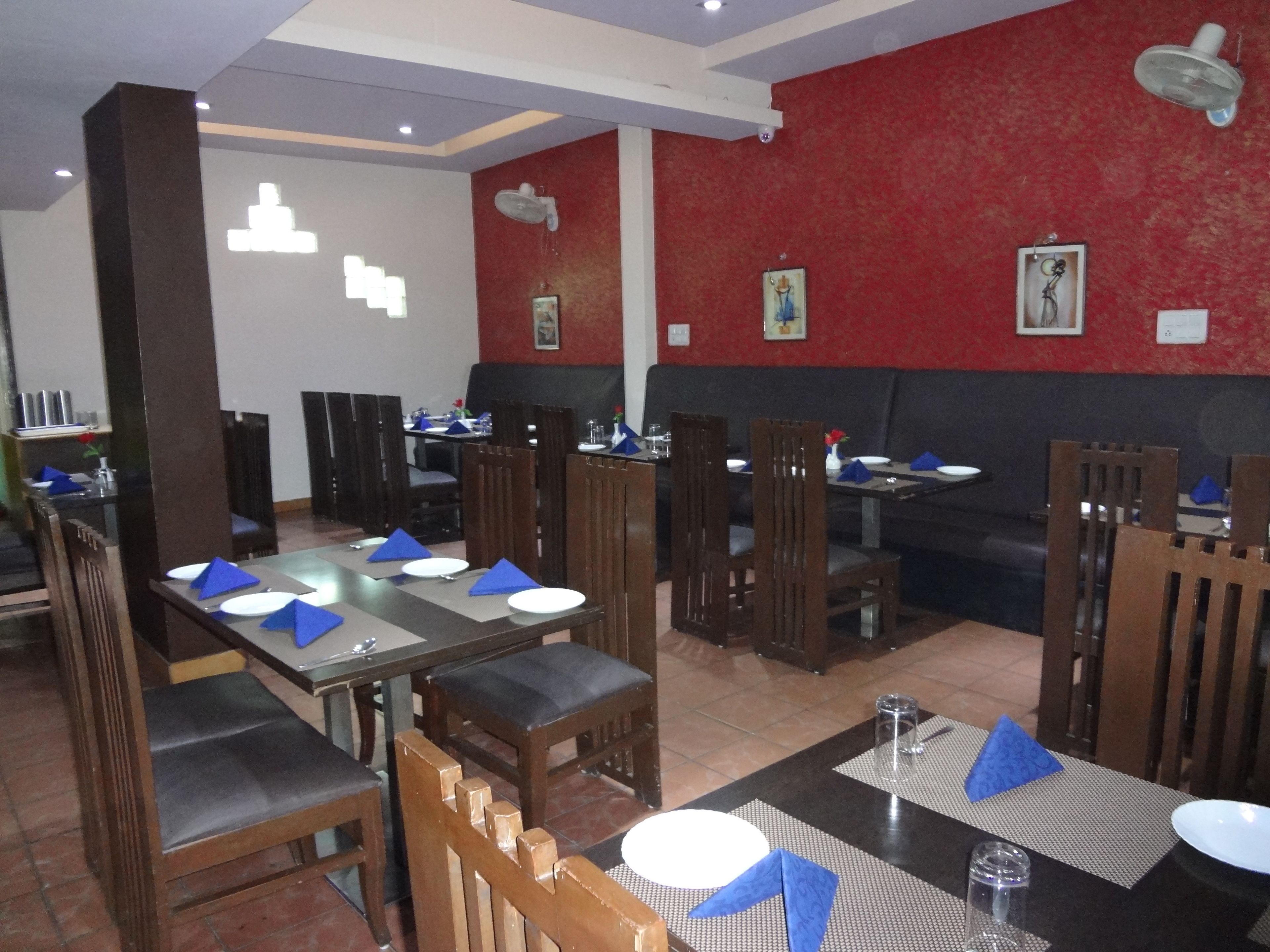 Café da manhã com buffet todos os dias (INR 200 por pessoa) 