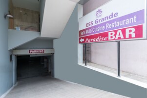 Interior de hotel con un cartel anunciando ESS Grande, el restaurante de cocina variada de Vel's, y el bar Paradise.