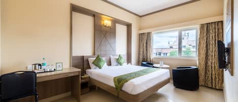 Deluxe Room | Desk, iron/ironing board, rollaway beds, free WiFi