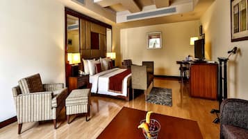 Deluxe Suite | Minibar, desk, rollaway beds, free WiFi