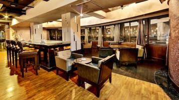 Breakfast and dinner served, international cuisine