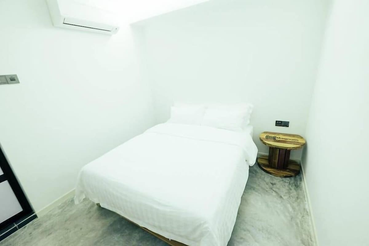 Escritorio, cunas (de pago), wifi gratis y ropa de cama